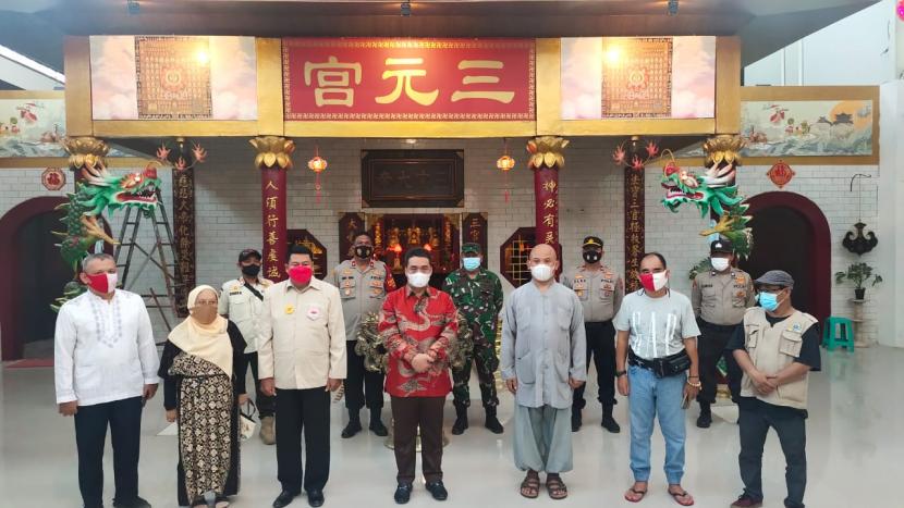 Wakil Gubernur DKI Jakarta Ahmad Riza Patria (kemeja merah) meninjau langsung perayaan Imlek di Vihara Lalitavistara Cilincing, Jakarta Utara, Jumat (12/2). 