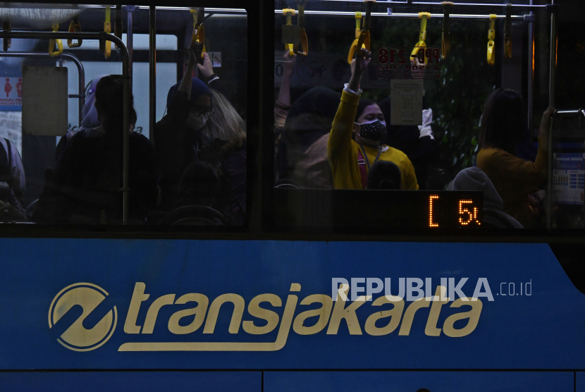 Bus TransJakarta (Ilustrasi). TransJakarta melakukan penambahan unit armada dengan waktu tunggu lima menit untuk membantu penumpang KRL yang terimbas penyesuaian sistem persinyalan atau switch over (SO) 5 di Stasiun Manggarai. 