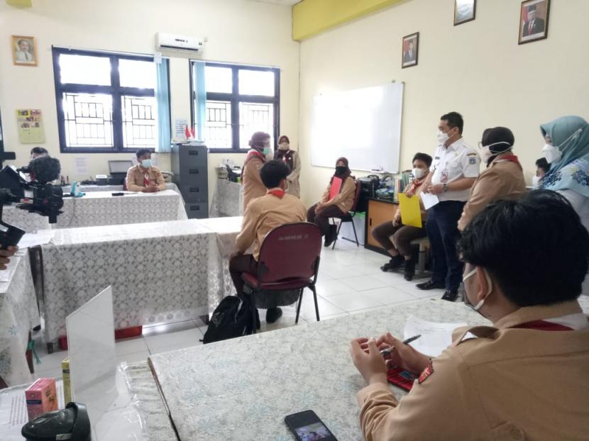 Wakil Gubernur DKI Jakarta Ahmad Riza Patria saat meninjau uji coba pembelajaran tatap muka (PTM) di SMKN 2 Jakarta, Rabu (7/4). 