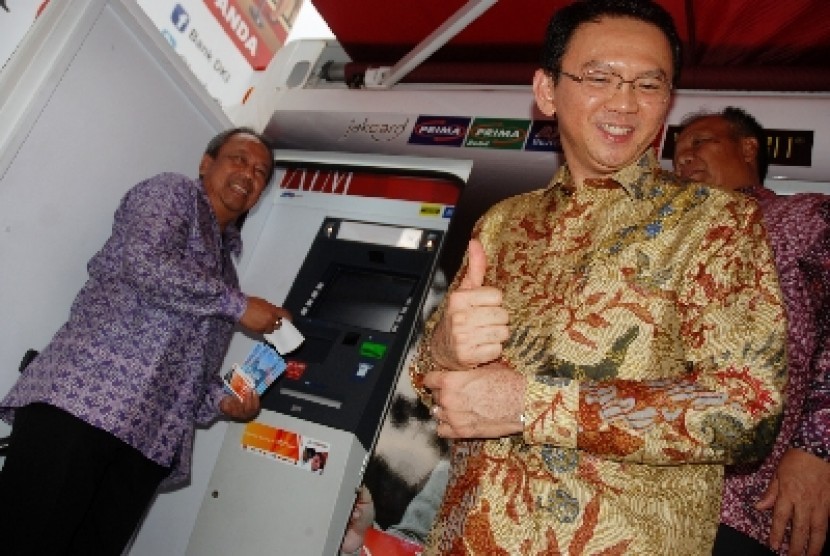 Wakil Gubernur DKI Jakarta Basuki T. Purnama atau Ahok (kanan), memberi acungan jempol ketika Direktur Utama Bank DKI Eko Budiwiyono.