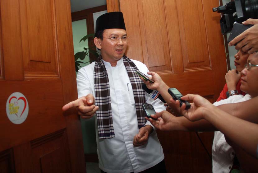 Gubernur DKI Jakarta Basuki Tjahaja Purnama melaksanakan tugas di Balai Kota, Jakarta, Jumat (16/5).