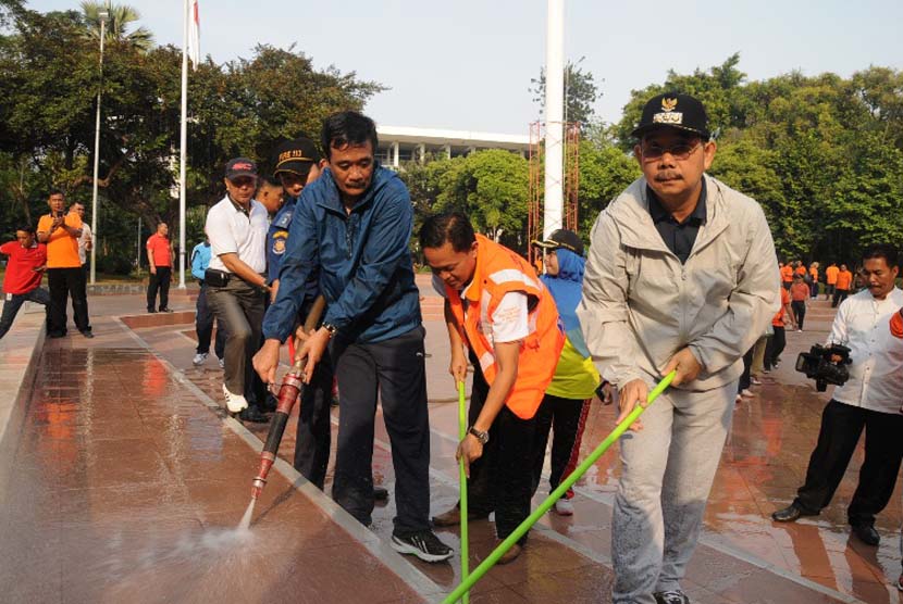 Wakil Gubernur DKI Jakarta, Djarot Saeful Hidayat bersama Walikota Jakarta Pusat, Mangara Pardede pimpin Kerja Bakti membersihkan area Tugu Proklamasi, Kel.Menteng, Jum’at (7/8). (foto : dok. Pemkot Jakpus)