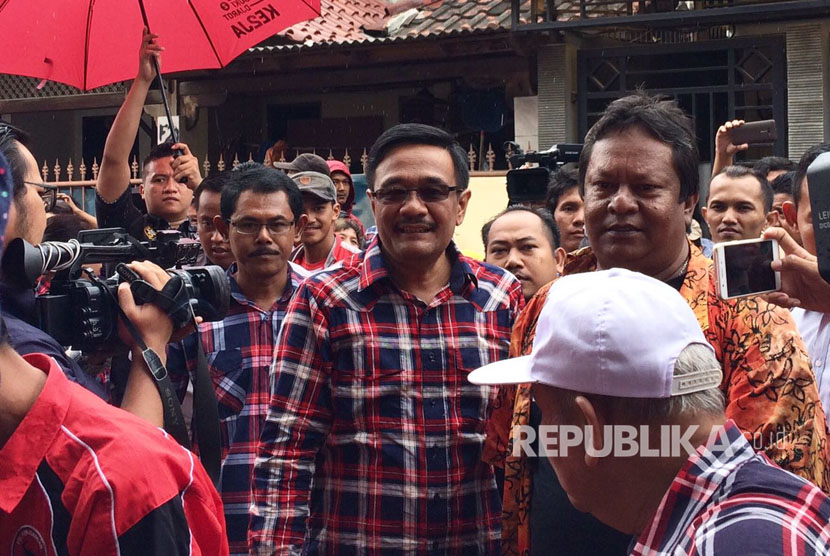 Wakil Gubernur DKI Jakarta Djarot Saiful Hidayat, didampingi Pelakon Wayang Orang, Aris (sebelah kiri Djarot), dan Ketua Adhi Budaya Jakarta, Ki Selamet (sebelah kiri Aris), dalam acara kunjungan Djarot ke Sunter, Jakarta Utara, Rabu (22/3).