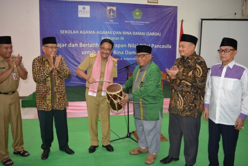 Wakil Gubernur DKI Jakarta Djarot Saiful Hidayat (kedua dari kiri) membuka kegiatan sekolah kerukunan di Pondok Pesantren Minhaajurrosyidiin, Jakarta, Rabu (6/4).