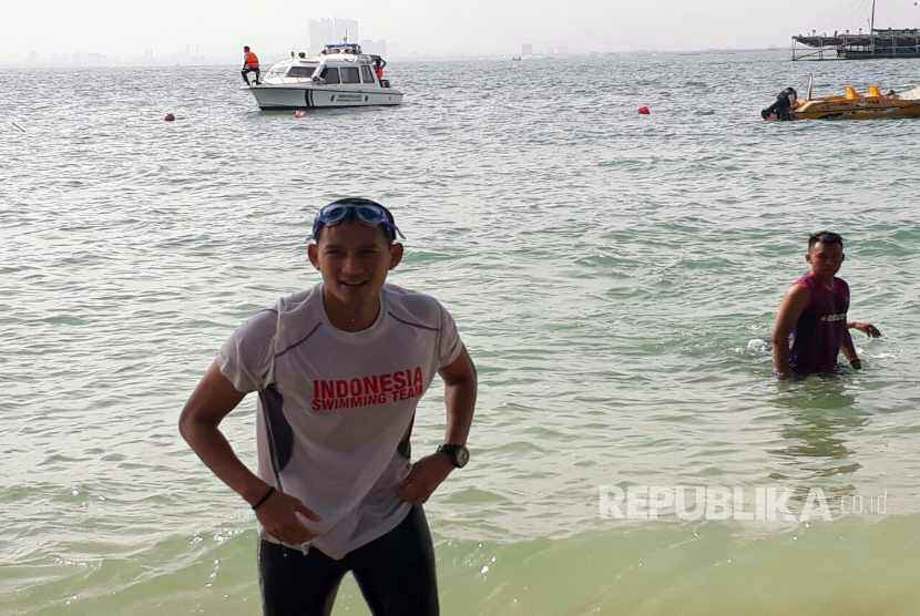 Jakarta deputy governor Sandiaga Uno swims to Bidadari Island, Seribu Islands District, Jakarta, on Monday (Jan 29).