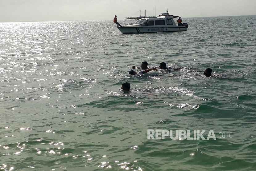 Wakil Gubernur DKI Jakarta Sandiaga Salahuddin Uno berenang setiba di Pulau Bidadari, Senin (29/1).