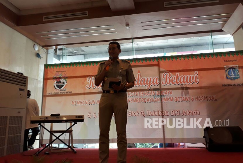 Wakil Gubernur DKI Jakarta Sandiaga Salahuddin Uno membuka Bazaar OK OBE bertema Kreasi Budaya Betawi di Gedung Blok G, Kompleks Balai Kota, Jalan Medan Merdeka Selatan, Jakarta Pusat, Senin (5/3).