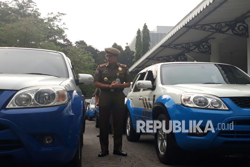 Wakil Gubernur DKI Jakarta Sandiaga Salahuddin Uno memimpin apel pagi dan memberangkatkan Tim Srikandi Satuan Polisi Pamong Praja (Satpol PP) ke Diskotek Exotic dan Karaoke Sense di Balai Kota, Jalan Medan Merdeka Selatan, Jakarta Pusat, Kamis (19/4).