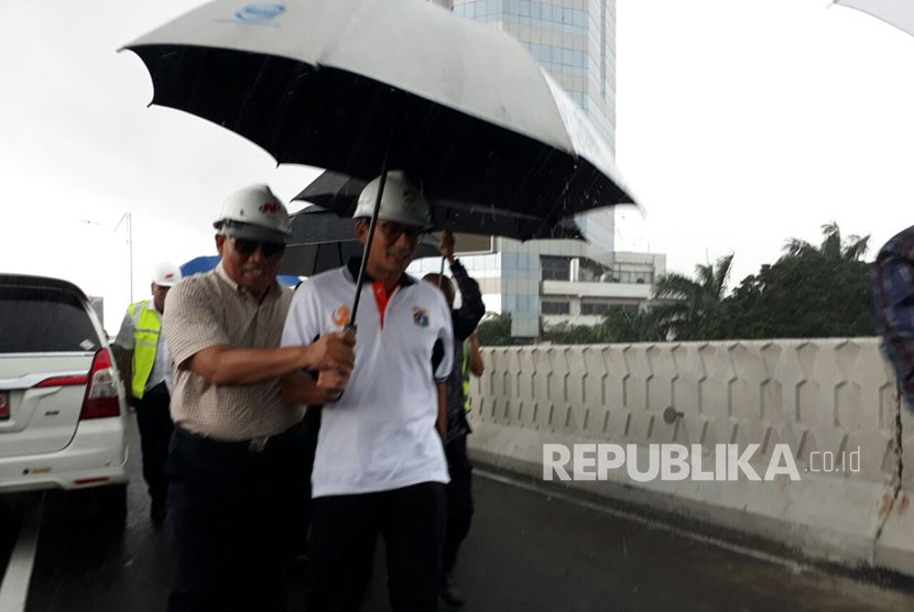 Wakil Gubernur DKI Jakarta Sandiaga Salahuddin Uno mengecek flyover Pancoran, Jakarta Selatan, Ahad (14/1). Lokasi ini akan diuji coba besok (15/1). 