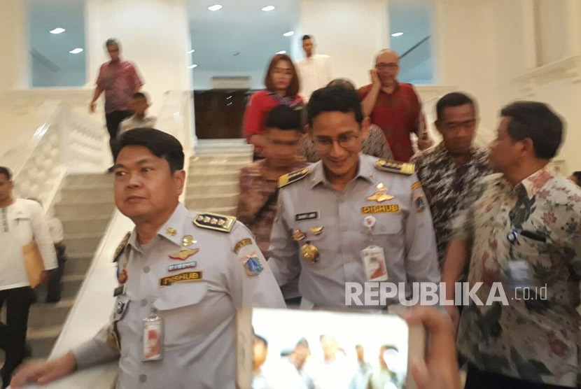 Wakil Gubernur DKI Jakarta Sandiaga Salahuddin Uno mengenakan seragam Dinas Perhubungan dan Transportasi (Dishubtrans) saat menemui para pengemudi angkot Tanah Abang di Balai Kota, Jumat (2/1).