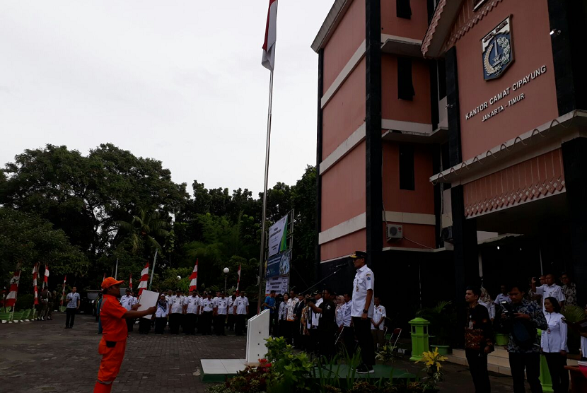 Wakil Gubernur DKI Jakarta Sandiaga Salahuddin Uno menghadiri coaching clinic NBA Junior di GOR Ciracas, Jakarta Timur, Rabu (24/1)