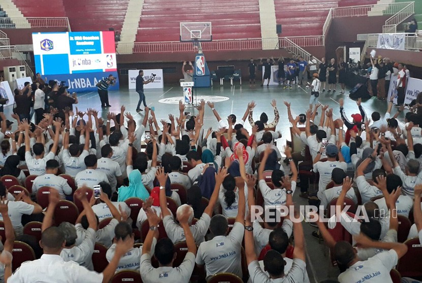 Wakil Gubernur DKI Jakarta Sandiaga Salahuddin Uno menghadiri coaching clinic NBA Junior di GOR Ciracas, Jakarta Timur, Rabu (24/1).