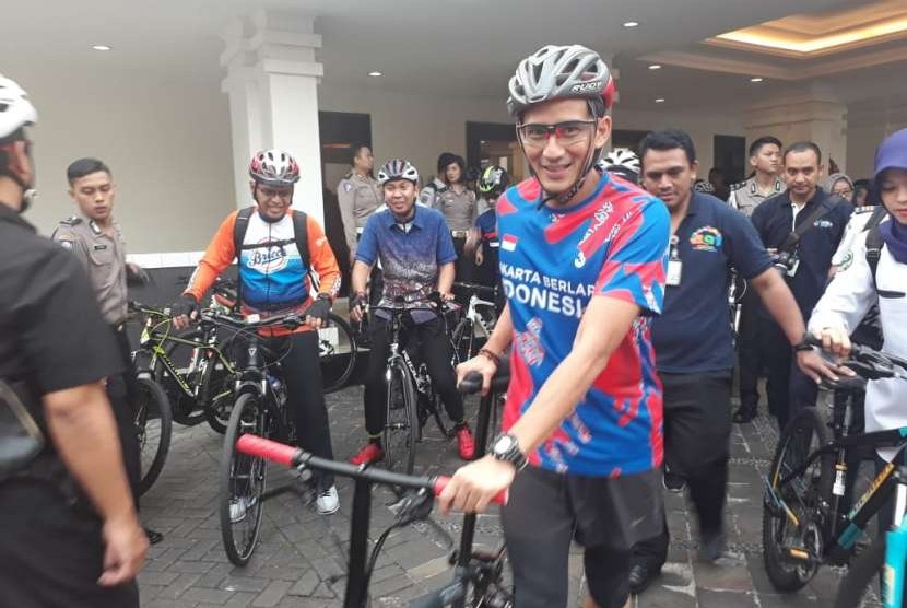 Wakil Gubernur DKI Jakarta Sandiaga Salahuddin Uno mengikuti acara Sepeda Nusantara Tahun 2018 untuk memeriahkan Asian Games ke-18 di STIK PTIK, Jalan Tirtayasa Raya, Jakarta Selatan, Kamis (9/8).