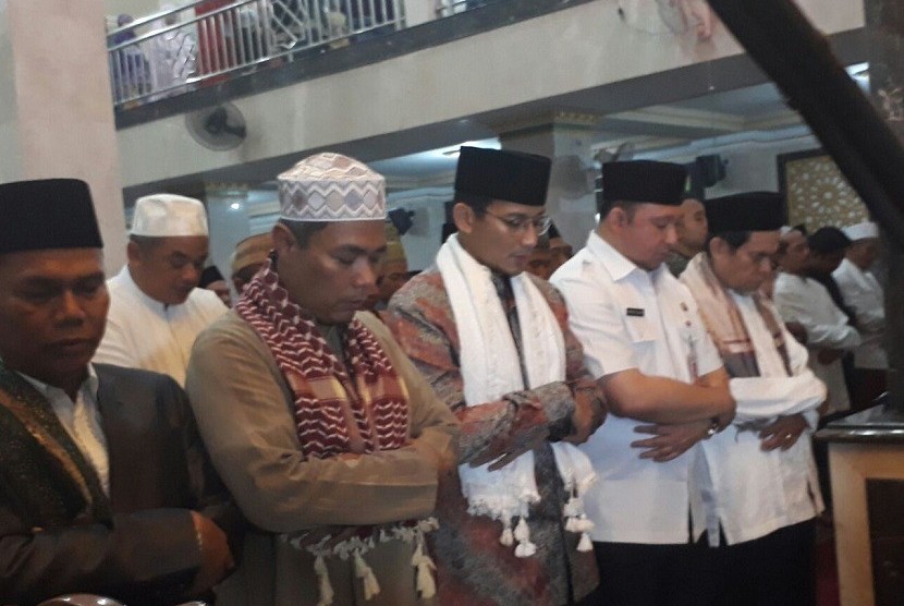 Wakil Gubernur DKI Jakarta Sandiaga Salahuddin Uno mengikuti salat sunnah gerhana bulan di Masjid al-Mubarok, Jalan Pramuka Sari III, Rawasari, Jakarta Pusat.