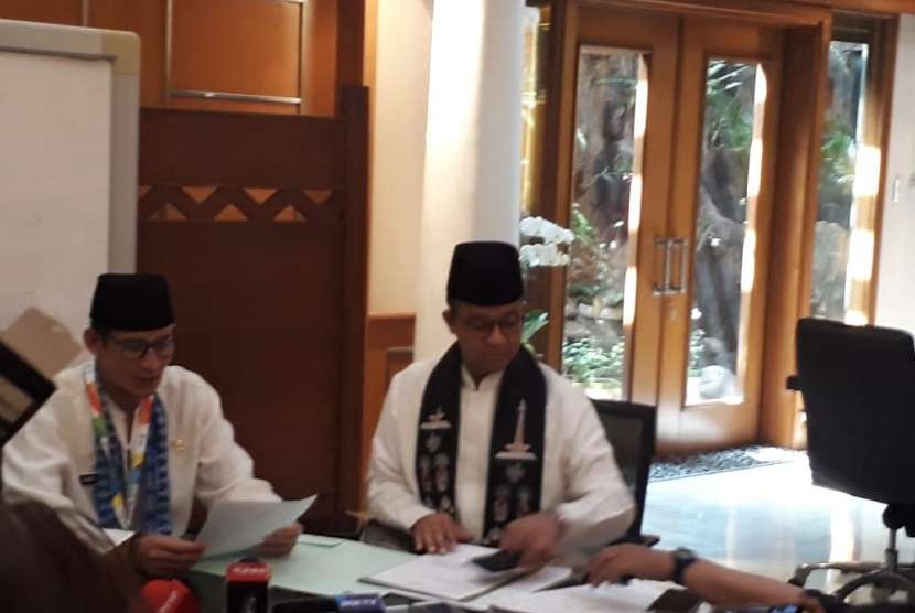 Wakil Gubernur DKI Jakarta Sandiaga Salahuddin Uno menyerahkan surat pemberitahuan berhenti kepada Gubernur DKI Jakarta Anies Rasyid Baswedan di Ruang Gubernur, Balai Kota, Jalan Medan Merdeka Selatan, Jakarta Pusat, Jumat (10/8).