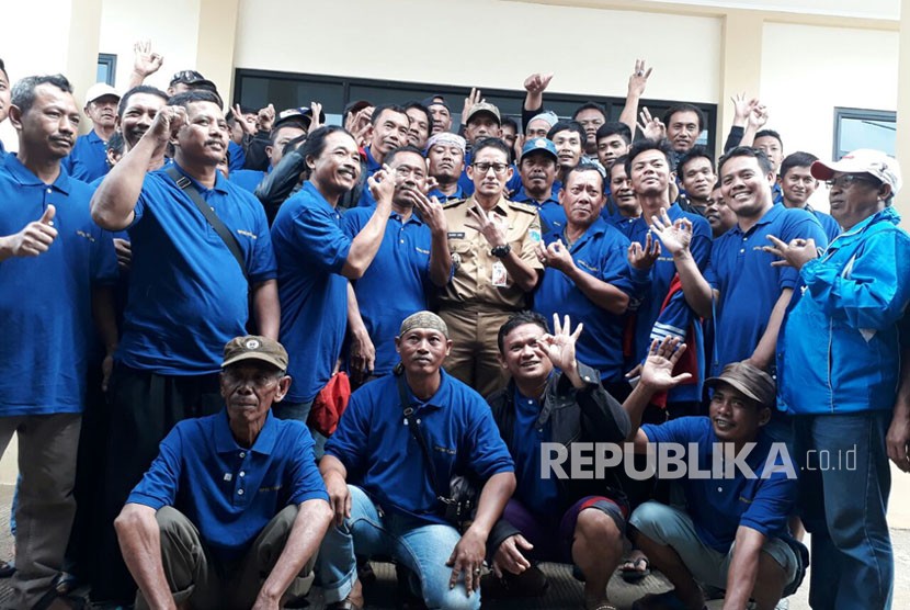 Wakil Gubernur DKI Jakarta Sandiaga Salahuddin Uno meresmikan rumah pemotongan hewan (RPH) di Rorotan, Cilincing, Jakarta Utara, Selasa (6/2). 