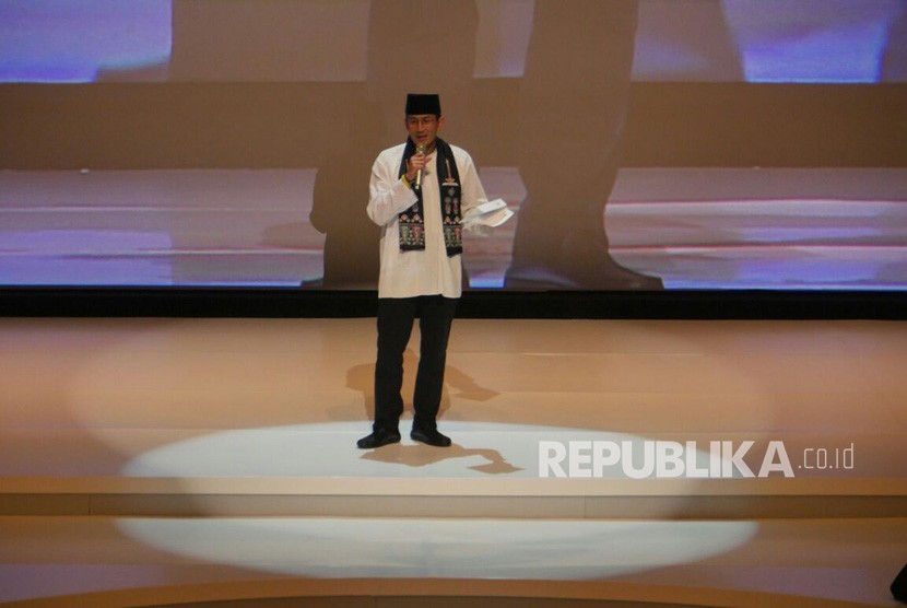Wakil Gubernur DKI Jakarta Sandiaga Uno berpantun saat Acara penganugerahan Tokoh Perubahan Republika di Djakarta Theater, Jakarta Pusat, Selasa (10/4).