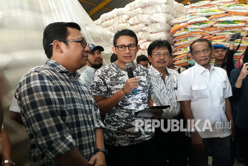 Wakil Gubernur DKI Jakarta Sandiaga Uno dengan Direktur Utama PT Food Station Tjipinang (FST) Arief Prasetyo, Ketua Koperasi Pedagang Pasar Induk Beras Cipinang (PIBC) Zulkifli Rasyid dan Kepala Badan Ketahanan Pangan (BKP) Agung Hendriadi menegaskan pasokan beras aman untuk Puasa dan Lebaran 2018 di Gudang PT FST.