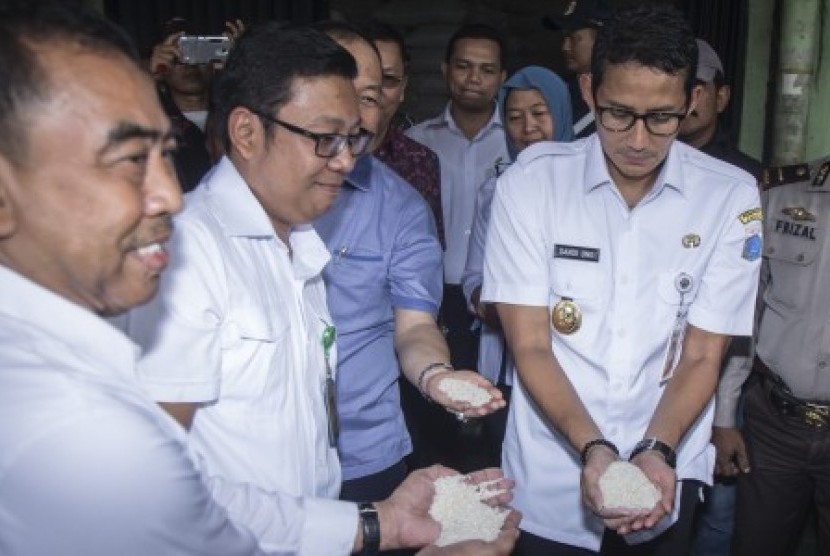 Wakil Gubernur DKI Jakarta Sandiaga Uno (kanan)