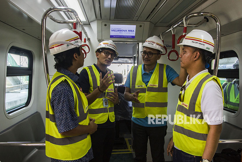 Wakil Gubernur DKI Jakarta Sandiaga Uno (kedua kiri) bersama Direktur Utama PT Jakarta Propertindo (Jakpro) Satya Heragandhi (kedua kanan) mendengarkan penjelasan dari tim LRT saat uji coba LRT di Kelapa Gading, Jakarta, Kamis (14/6). 