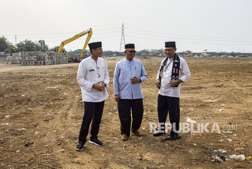 Wakil Gubernur DKI Jakarta Sandiaga Uno (kiri) berbincang dengan Wali Kota Jakarta Utara Syamsudin Lologau (tengah) dan Kadispora DKI Jakarta Ratiyono (kanan) saat meninjau Jakarta International Stadium, di Jakarta, Jumat (13/7).