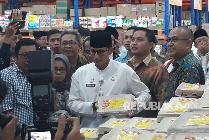 Wakil Gubernur DKI Jakarta Sandiaga Uno memantau stok pangan jelang Ramadhan Pasar Induk Kramat Jati, Jakarta Timur, Jumat (4/5).