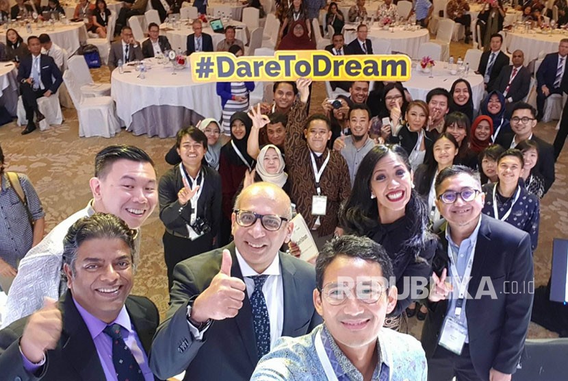 Wakil Gubernur DKI Jakarta Sandiaga Uno membantu meluncurkan sebuah kampanye sosial baru bernama #DareToDream di Indonesia Economic Forum (IEF) 2017, Kamis (23/11).