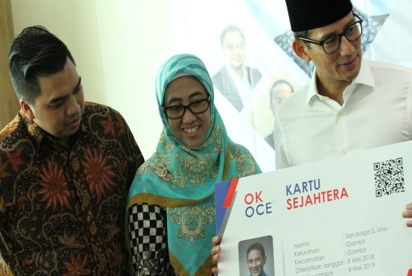 Wakil Gubernur DKI Jakarta Sandiaga Uno menerima kartu Kartu Sejahtera Ok Oce