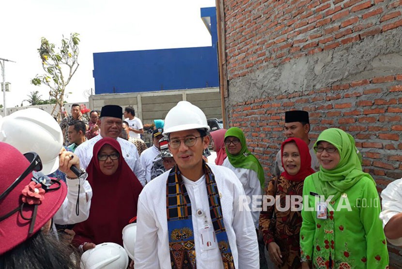 Wakil Gubernur DKI Jakarta Sandiaga Uno mengunjungi lokasi proyek rehabilitasi Pasar Ikan di Penjaringan, Jakarta Utara, Jumat (8/12). Tempat ini akan dikembangkan menjadi kawasan wisata dan diintegrasikan dengan Museum Bahari.