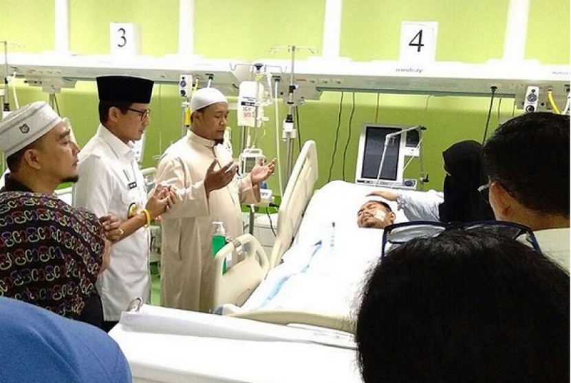 Wakil Gubernur DKI Jakarta, Sandiaga Uno menjenguk Irfan, pengemudi ojek daring yang menjadi korban ditabrak hingga kakinya diamputasi, Rabu (18/4).