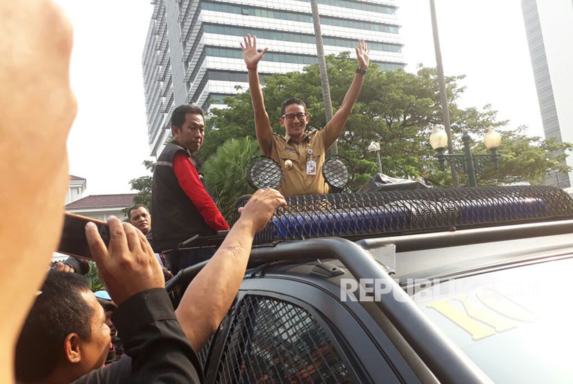 Wakil Gubernur DKI Jakarta Sandiaga Uno menyapa para demonstran dari koalisi buruh Jakarta di depan Gedung Balai Kota DKI Jakarta, Selatan (31/10). 