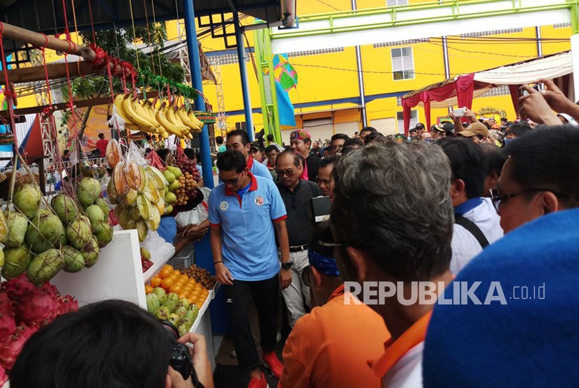 Wakil gubernur DKI Jakarta Sandiaga Uno, resmikan Lokbin Buah dan sayur Pasar Minggu, Jakarta, Sabtu (21/4) .