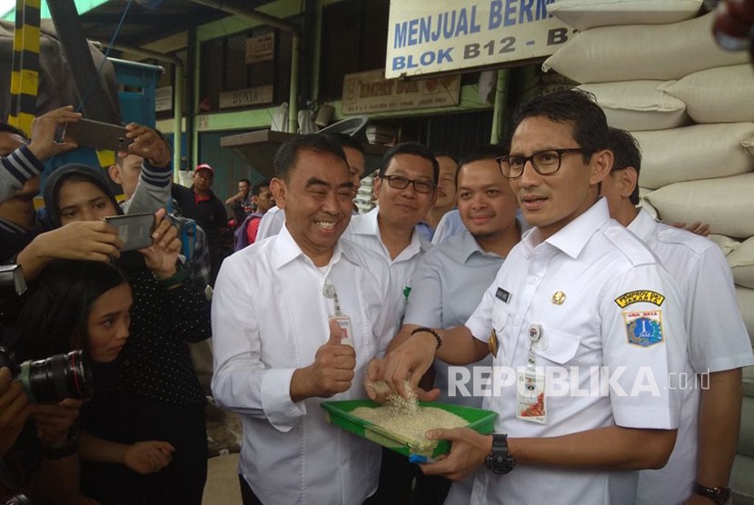 Wakil Gubernur DKI Jakarta Sandiaga Uno saat melakukan pengecekan pasokan beras di Food Stastion Tjipinang Jaya.