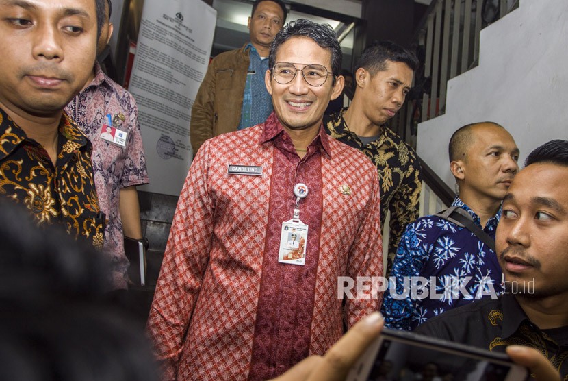 Wakil Gubernur DKI Jakarta Sandiaga Uno (tengah) keluar dari ruang pemeriksaan Direktorat Reserse Kriminal Umum Polda Metro Jaya usai diperiksa dalam kasus dugaan penipuan dan penggelapan tanah di Polda Metro Jaya, Jakarta, Kamis (18/1). 