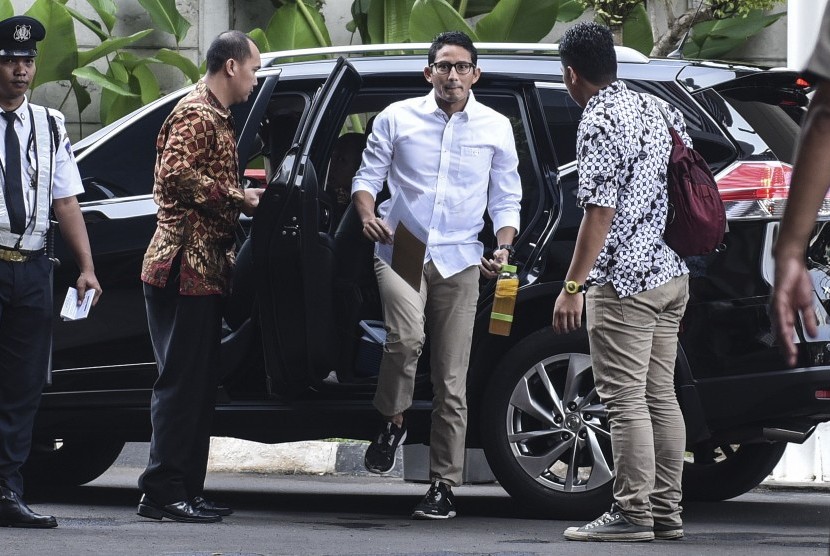 Wakil Gubernur DKI Jakarta terpilih, Sandiaga Salahuddin Uno (tengah), yang juga mantan komisaris PT Duta Graha Indah turun dari mobil saat tiba untuk menjalani pemeriksaan di gedung KPK, Jakarta, Selasa (23/5). 