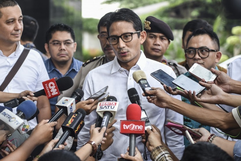 Wakil Gubernur DKI Jakarta terpilih, Sandiaga Salahuddin Uno yang juga mantan komisaris PT Duta Graha Indah, menjawab pertanyaan wartawan sebelum menjalani pemeriksaan di gedung KPK, Jakarta, Selasa (23/5). 