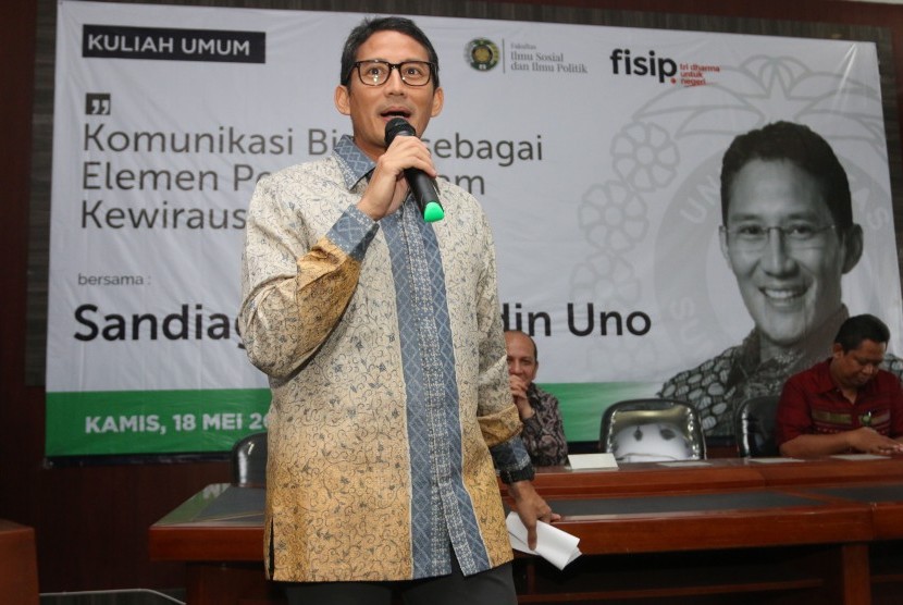 Wakil Gubernur DKI Jakarta terpilih Sandiaga Uno (kiri) 