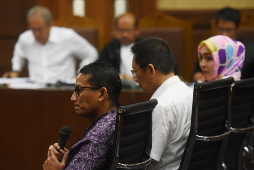 Wakil Gubernur DKI Jakarta terpilih Sandiaga Uno (kiri), Wadirut PT DGI Johanes Adi Widodo (kedua kanan) dan Mantan Anggota DPR dari Fraksi Demokrat Angelina Sondakh (kanan) bersaksi dalam sidang lanjutan kasus dugaan korupsi pengadaan alkes RS Khusus Pendidikan Kedokteran di Universitas Udayana dan kasus proyek Wisma Atlet Palembang dengan terdakwa Dudung Purwadi (kiri) di Pengadilan Tipikor, Jakarta, Rabu (30/8).