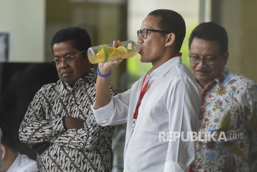 Wakil Gubernur DKI Jakarta terpilih Sandiaga Uno (tengah) bersiap menjalani pemeriksaan di gedung KPK, Jakarta, Jumat (14/7).