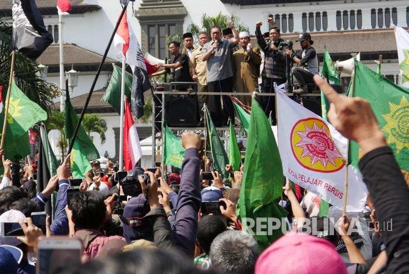 Wakil Gubernur Jabar Deddy Mizwar berorasi di depan ribuan massa terdiri ormas Islam dan komunitas di Kota Bandung saat aksi solidaritas terkait tragedi kemanusiaan etnis Rohingya, di depan Gedung Sate, Kota Bandung, Senin (4/9).