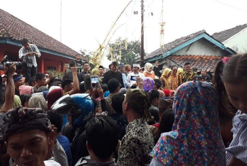 Wakil Gubernur Jabar Deddy Mizwar dan Bupati Purwakarta Dedi Mulyadi di tengah kerumunan warga  di Kampung Sukadaya, Desa Sukasari, Kecamatan Dawuan, Subang, Selasa (2/1)