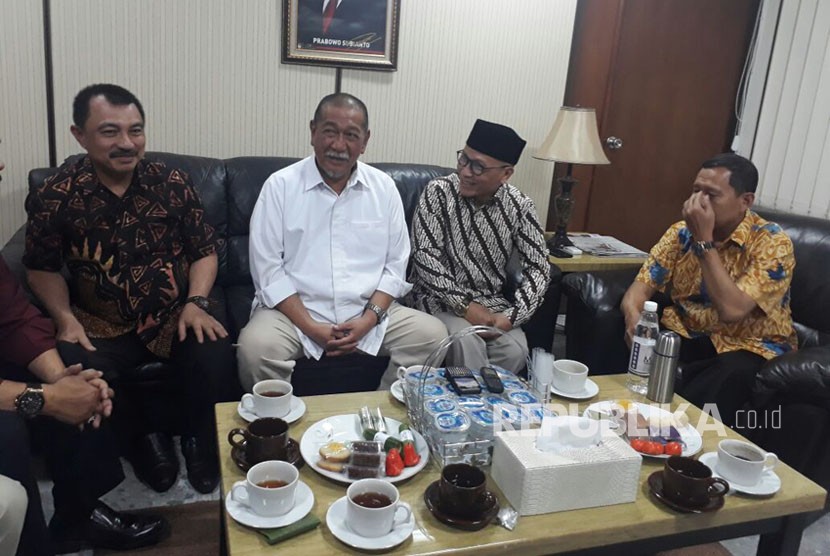 Wakil Gubernur Jabar, Deddy Mizwar (Demiz) mengunjungi DPD Gerindra Jabar, Senin (23/10). Pada hari ini, Deddy melanjutkan safari politiknya ke PAN dan Demokrat.