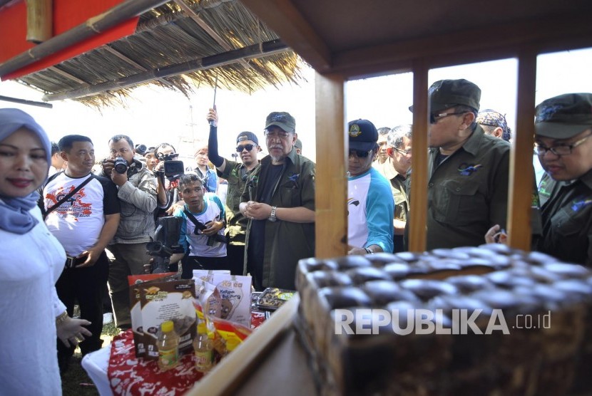 Wakil Gubernur Jabar Deddy Mizwar saat meninjau pameran kuliner pada kegiatan 'Ciletuh Palabuhanratu Geopark Festival 2016' di Pantai Batu Ngamprak, Ujunggenteng, Kabupaten Sukabumi (ilustrasi) 