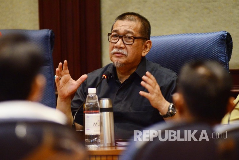 Wakil Gubernur Jabar Deddy Mizwar menjelaskan tentang rencana 'Ciletuh Palabuhanratu Geopark Festival (CGF) 2016' di Gedung Sate, Kota Bandung, Selasa (16/8). (Republika/Edi Yusuf)