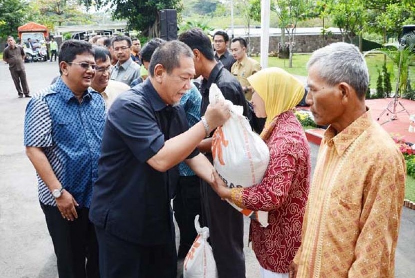 Wakil Gubernur Jabar, Deddy Mizwar secara simbolis memberikan beras raskin pada acara pelepasan truk Pendistribusian Beras Rakin 2014 di halaman belakang Gedung Sate, Kota Bandung, Rabu (22/1).