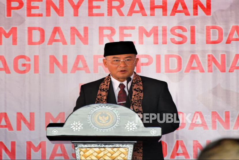 Wakil Gubernur Jabar Erwan Setiawan menyerahkan SK Remisi dari Negara kepada narapidana di Rutan Kelas I Bandung, Jalan Jakarta, Kebonwaru, Kota Bandung, Ahad (17/8/2025).