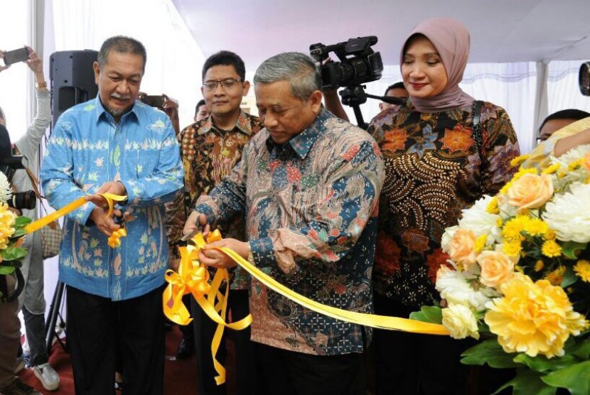 Wakil Gubernur Jabar H Deddy Mizwar (kiri) dan Komisaris Utama Bank Mega Syariah (BMS) M Nuh (kanan) menggunting pita sebagai tanda peresmian relokasi kantor cabang pembantu BMS Bandung Sunda di Kota Bandung, Senin (13/2).