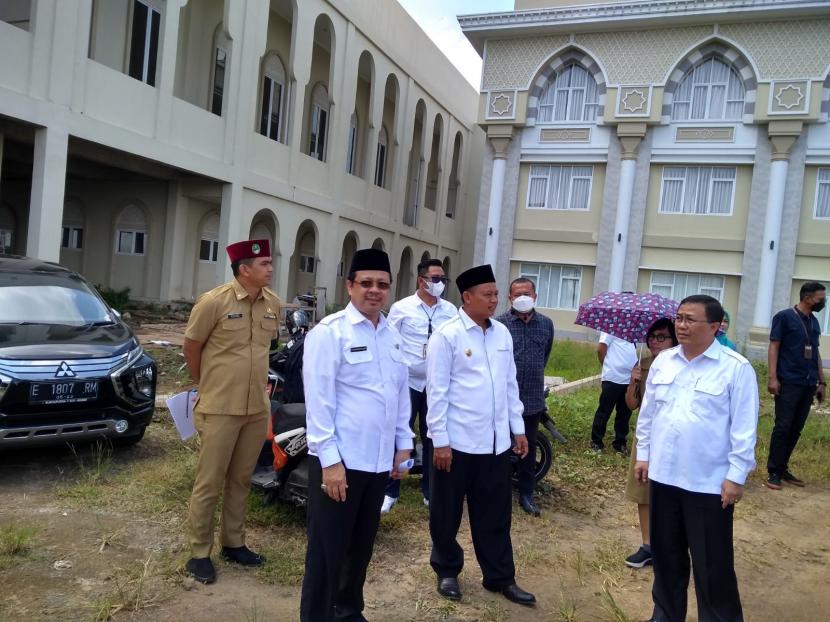Wakil Gubernur Jabar, Uu Rhuzanul Ulum, meninjau Embarkasi Haji Indramayu di Kecamatan Lohbener, Kabupaten Indramayu, Senin (30/5/2022).