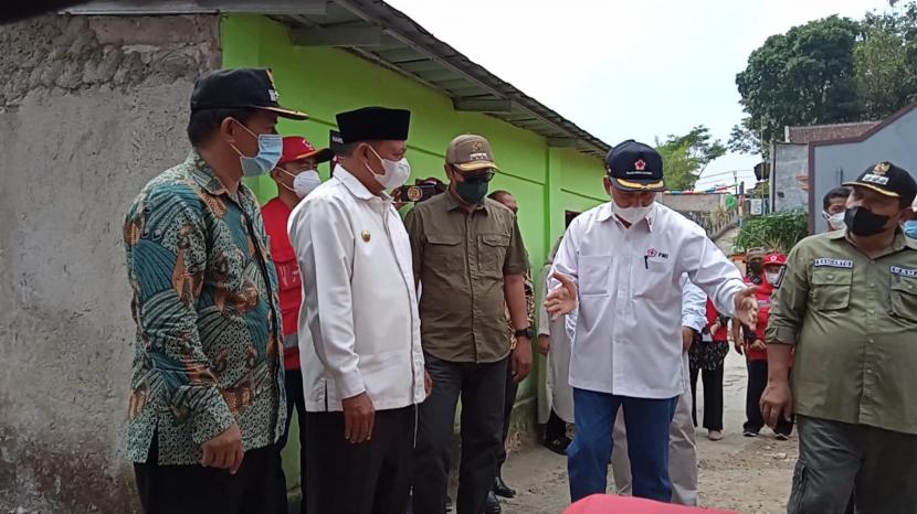Wakil Gubernur Jabar Uu Ruzhanul Ulum dan Wali Kota Sukabumi Acmad Fahmi meninjau rumah aman gempa Kampung Salagombong, Kelurahan/Kecamatan Baros Kota Sukabumi, Ahad (5/9).