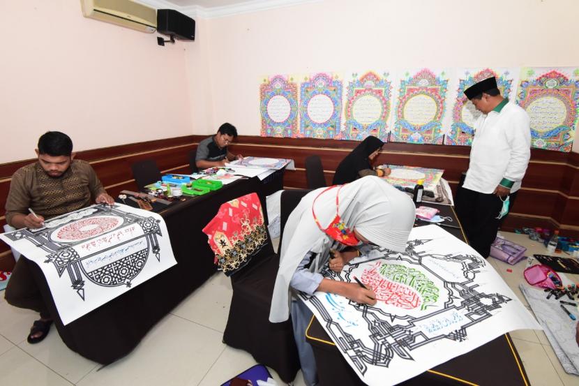 Wakil Gubernur Jabar Uu Ruzhanul Ulum memotivasi para calon peserta MTQ Tingkat Nasional XXVIII Tahun 2020 asal Jabar yang tengah berlatih di Hotel Puri Khatulistiwa, Jatinangor, Kabupaten Sumedang, Minggu (8/11).